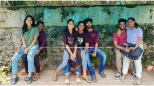 
                        ആണും പെണ്ണും അടുത്തിരിക്കുന്നതിനെതിരെ നാട്ടുകാർ; ഇണയെ മടിയിലിരുത്തി കുട്ടികൾ