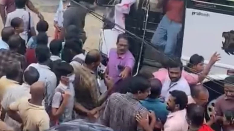 കുട്ടികളെ രക്ഷിതാക്കളറിയാതെ പാർട്ടി പരിപാടിക്ക് കൊണ്ടുപോയതായി ആരോപണം