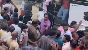 
                        കുട്ടികളെ രക്ഷിതാക്കളറിയാതെ പാർട്ടി പരിപാടിക്ക് കൊണ്ടുപോയതായി ആരോപണം