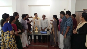 
                        കവി രവീന്ദ്രൻ കൊളത്തൂരിനെ ആദരിച്ചു