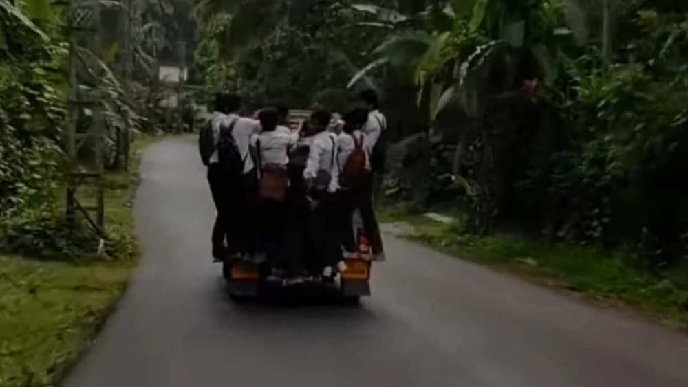 പശുക്കടവ്-കുറ്റ്യാടി റൂട്ടില്‍ കുട്ടികളുടെ ദുരിത യാത്ര