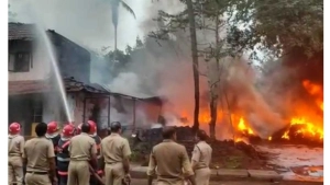 
                        ബാലുശ്ശേരിയിൽ വൻ തീപ്പിടിത്തം; രണ്ടുകടകൾ കത്തി നശിച്ചു