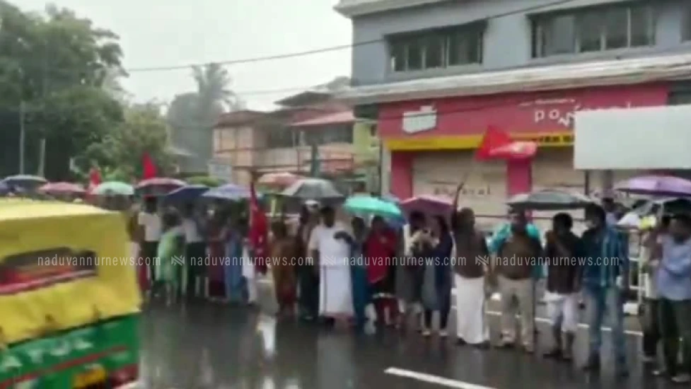 മുഖ്യമന്ത്രിക്ക് അഭിവാദ്യമർപ്പിച്ച് കോഴിക്കോട്ടെ സി.പി.ഐ.എം. പ്രവർത്തകർ