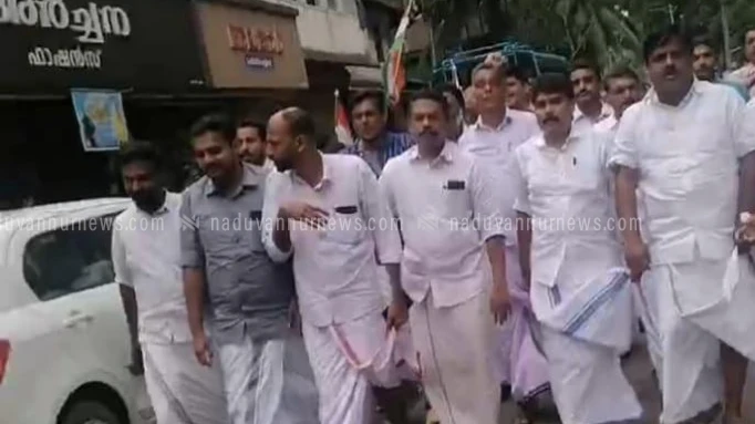 മുത്താമ്പിയിൽ സി പി എം കയ്യേറിയ കൊടിമരം കോൺഗ്രസ് തിരിച്ച് പിടിച്ചു