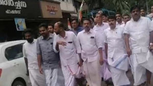 
                        മുത്താമ്പിയിൽ സി പി എം കയ്യേറിയ കൊടിമരം കോൺഗ്രസ് തിരിച്ച് പിടിച്ചു