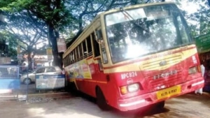 
                        കൊടുവള്ളിയിൽ കെ.എസ്.ആർ.ടി.സി. ബസ് ഓവുചാലിൽ കുടുങ്ങി