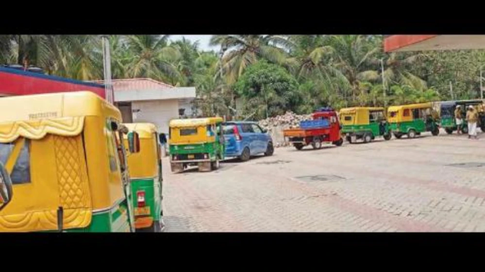 സി.എൻ.ജി. ക്ഷാമം രൂക്ഷം; നെട്ടോട്ടമോടി ഓട്ടോകൾ