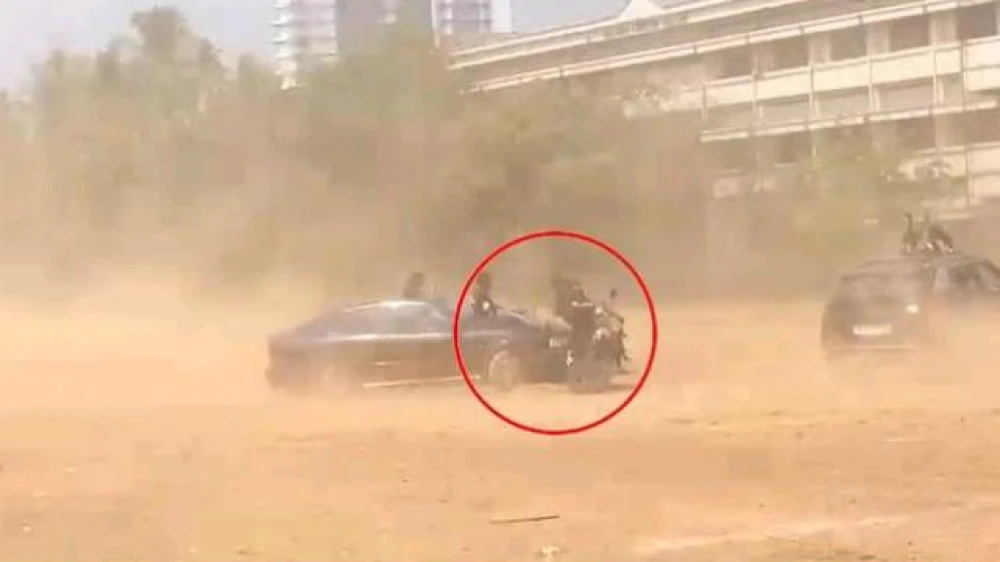 സ്‌കൂൾ ഗ്രൗണ്ടിൽ കാറുമായുള്ള അഭ്യാസ പ്രകടനത്തിനിടെ അപകടം; വിദ്യാർത്ഥികൾക്ക് പരുക്ക്