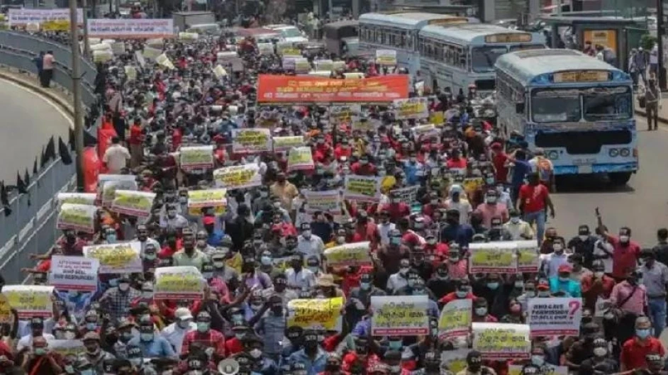  ശ്രീലങ്കയിൽ കടുത്ത സാമ്പത്തിക പ്രതിസന്ധി ; ഭക്ഷണത്തിനും ഇന്ധനത്തിനുമായി ജനങ്ങൾ നെട്ടോട്ടമോടുന്നു