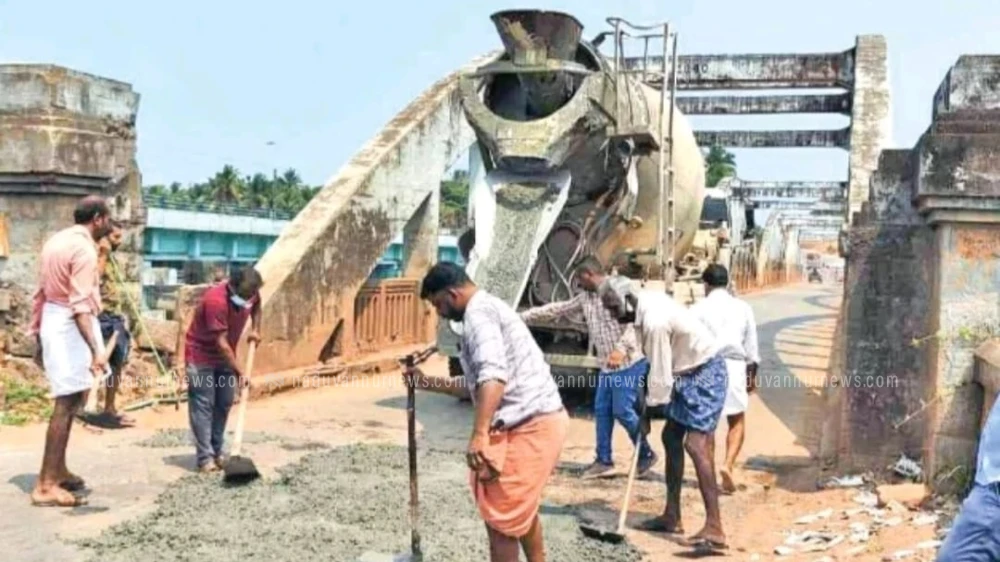 പണിമുടക്ക് ദിവസം മൂരാട് പാലത്തിലെ കുഴികളടച്ച് നാട്ടുകാർ