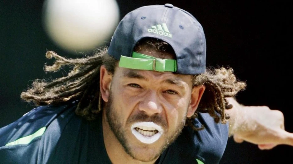  ഓസ്ട്രേലിയന്‍  ക്രിക്കറ്റ് താരം ആന്‍ഡ്രൂ സൈമണ്ട്സ് കാറപകടത്തില്‍ മരിച്ചു