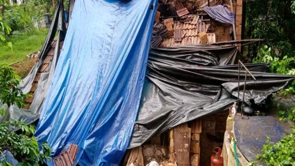 കാറ്റിലും മഴയിലും രണ്ട് വീടുകൾ തകർന്നു