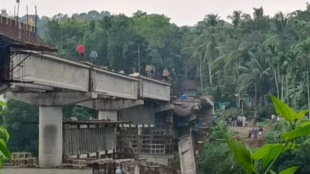 മുക്കത്ത് നിർമാണത്തിലിരുന്ന പാലം തകർന്നു; രണ്ട് തൊഴിലാളികൾക്ക് പരിക്ക്
