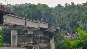 
                        മുക്കത്ത് നിർമാണത്തിലിരുന്ന പാലം തകർന്നു; രണ്ട് തൊഴിലാളികൾക്ക് പരിക്ക്