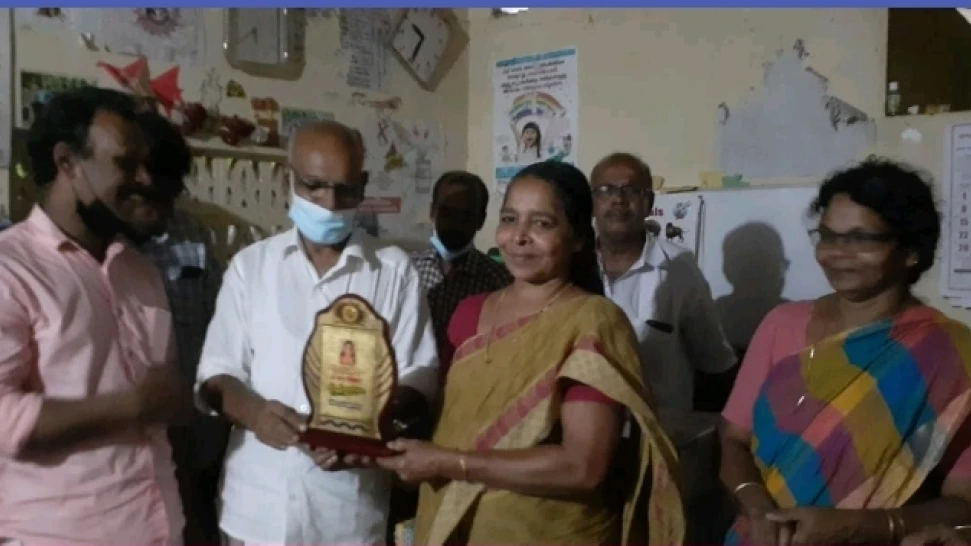 അംഗൻവാടി ടീച്ചർക്ക് യാത്രയയപ്പു നൽകി