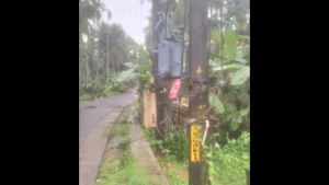 
                        സുരക്ഷാ സംവിധാനമില്ലാതെ ട്രാൻസ്ഫോർമർ യാത്രക്കാർക്ക് ഭീഷണിയാകുന്നു