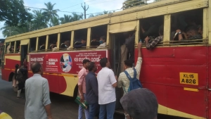 
                        കുറ്റ്യാടി കോഴിക്കോട് റൂട്ടിൽ ഇന്ന്  സ്വകാര്യ ബസുകൾ ഓടുന്നില്ല. യാത്രക്കാർ പെരുവഴിയിൽ