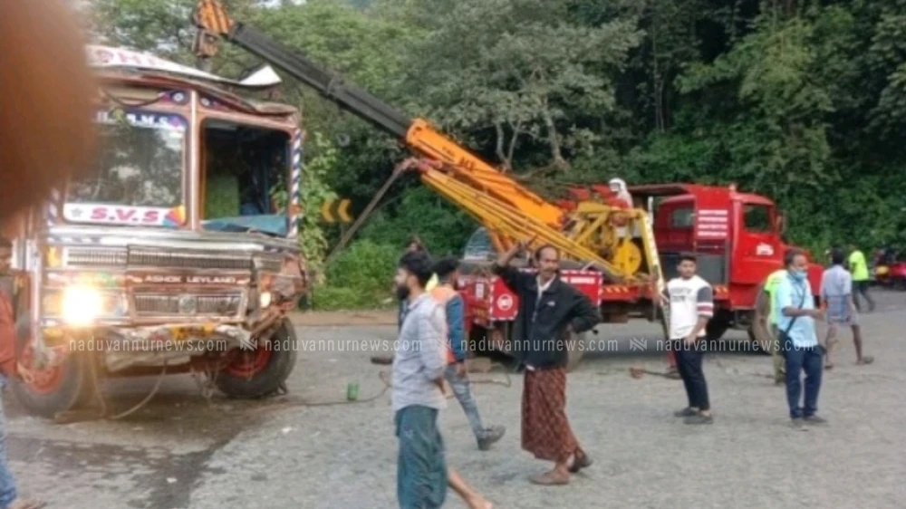 താമരശേരി ചുരത്തിൽ വീണ സിലിണ്ടർ ലോറി ഉയർത്തിയെടുത്തു 