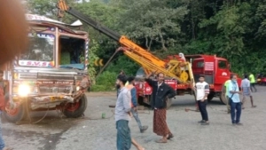
                        താമരശേരി ചുരത്തിൽ വീണ സിലിണ്ടർ ലോറി ഉയർത്തിയെടുത്തു 