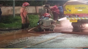 
                        കൊയിലാണ്ടിയിൽ ചെങ്കല്ലുമായിപ്പോയ ലോറിയുടെ ടയറിന് തീപിടിച്ചു