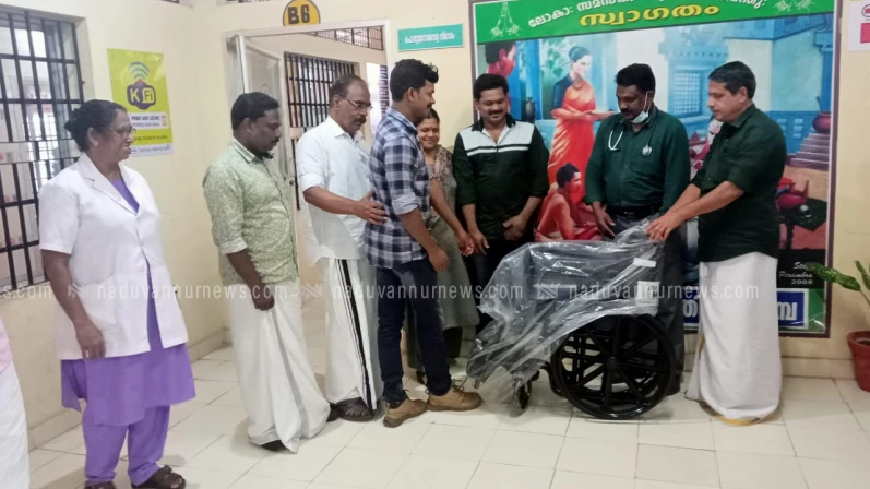 മാതാവിൻ്റെ സ്മരണയ്ക്ക് താലൂക്ക് ആശുപത്രിയിലേക്ക് വീൽ ചെയർ സംഭാവന നൽകി മക്കൾ