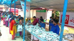 
                        അരവയറെരിയുന്നവരുടെ മിഴി നിറയാതിരിക്കാൻ ഡി വൈ എഫ് ഐ  