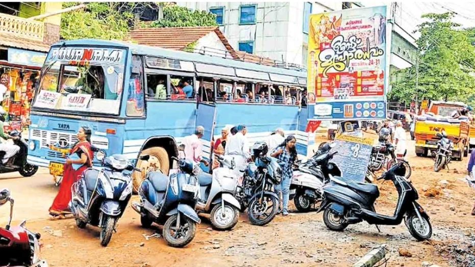 പന്തിരിക്കര ടൗണിലെ ബസ് കാത്തിരിപ്പ് കേന്ദ്രം പൊളിച്ചു ജനം ദുരിതത്തിൽ