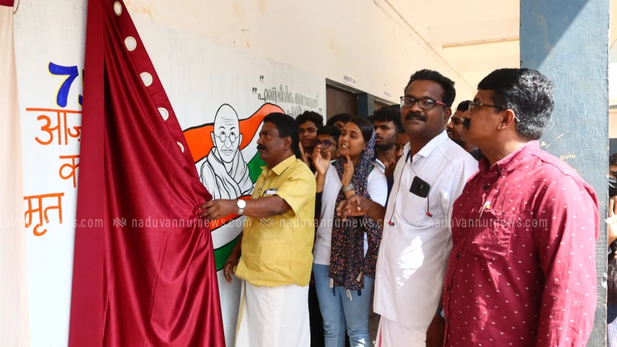 ഗാന്ധിജിയുടെ സമര ചരിത്രം ചുമരിൽ വരച്ച് വിദ്യാർത്ഥികൾ