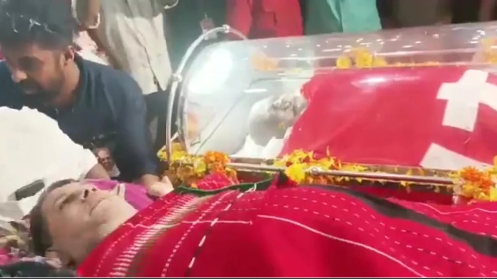 പ്രിയ സഖാവിനെ ഒരുനോക്ക് കാണാൻ പുഷ്പനെത്തി; വികാര നിർഭരമായി ടൗൺ ഹാൾ