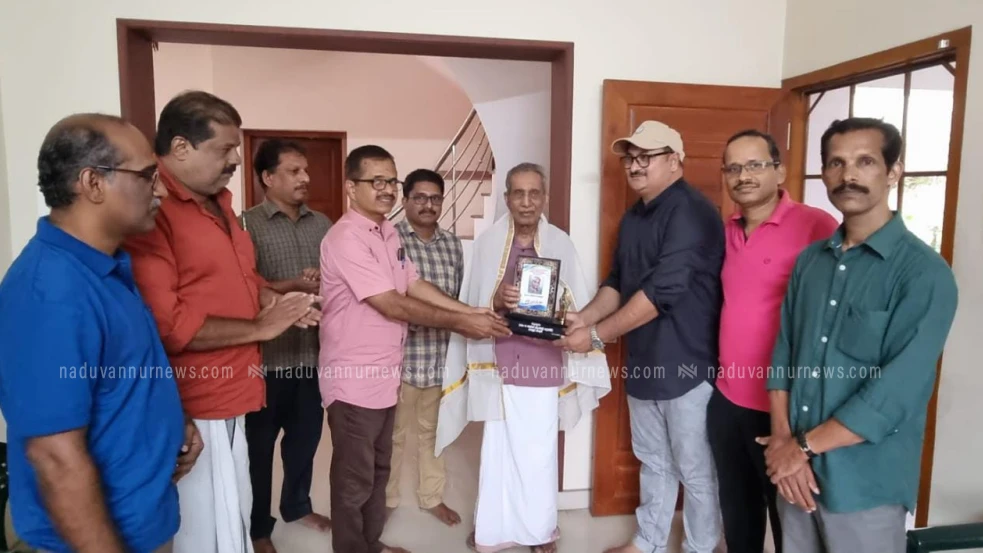  കടത്തനാട്ട് നാരായണനെ സുകൃതം പൂർവ്വ വിദ്യാർത്ഥി കൂട്ടായ്മ ആദരിച്ചു