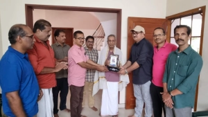 
                        കടത്തനാട്ട് നാരായണനെ സുകൃതം പൂർവ്വ വിദ്യാർത്ഥി കൂട്ടായ്മ ആദരിച്ചു