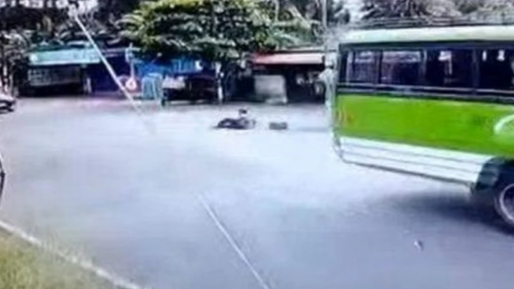 ഓടുന്ന സ്വകാര്യ ബസിൽ നിന്നും റോഡിലേക്ക് തെറിച്ചുവീണു വിദ്യാർഥിക്ക് പരിക്ക്