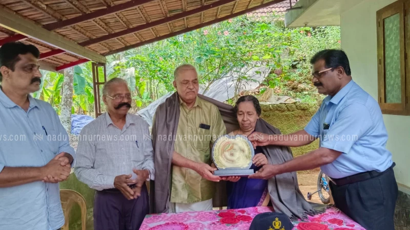 ധീര സൈനികൻ ശ്രീധരൻ നായരെയും പത്നിയെയും ആദരിച്ചു