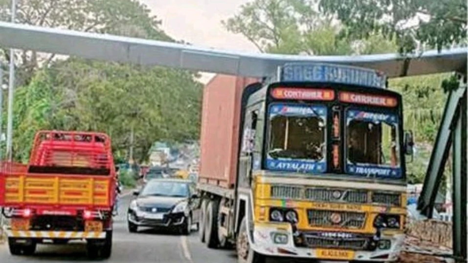ഫറോക്ക് പഴയപാലത്തിലെ കമാനം ലോറി ഇടിച്ചുതകർന്നു 