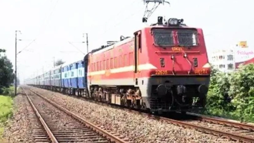 റിസർവ് ബര്‍ത്ത് അതിഥി തൊഴിലാളികള്‍ കൈയ്യേറി, ഡോക്ടർ ദമ്പതിമാര്‍ക്ക് ദുരിതയാത്ര; ഒടുവില്‍ 95,000 നഷ്ടപരിഹാരം