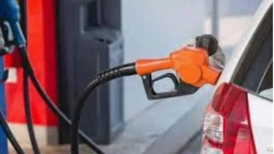 ചക്കി​ട്ട​ പാ​റയിലെ തു​റ​ക്കാ​ത്ത പെ​ട്രോ​ൾ  പ​മ്പി​ന് ‌റീ​ത്ത് വ​ച്ച് ഡ്രൈ​വ​ർ​മാ​ർ 