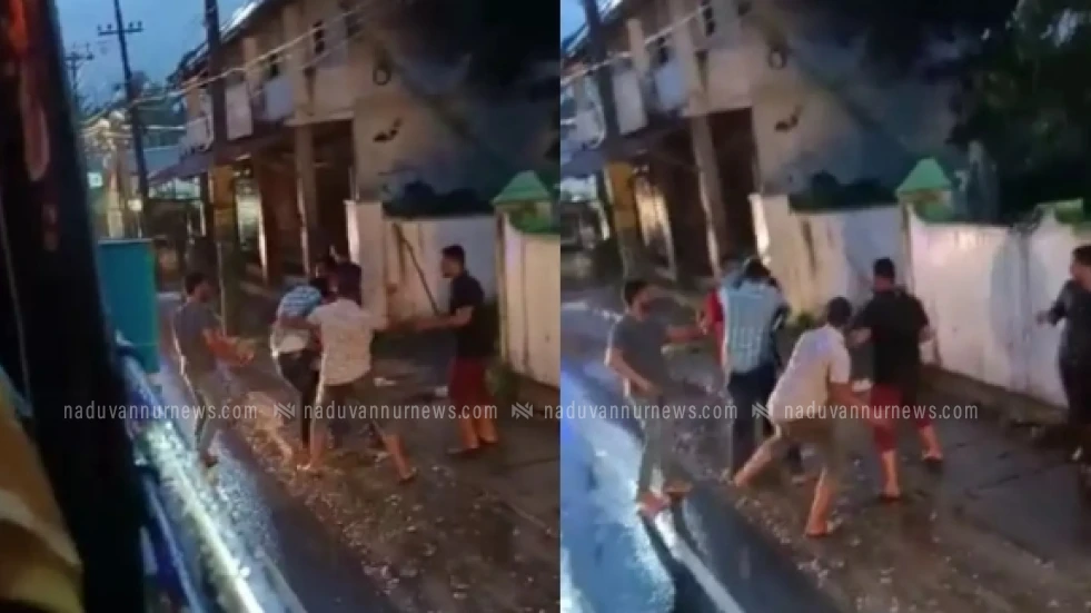 യാത്രക്കാരെ വലച്ച് വടകരയിൽ സ്വകാര്യ ബസ്സുകളുടെ മിന്നൽ പണിമുടക്ക്