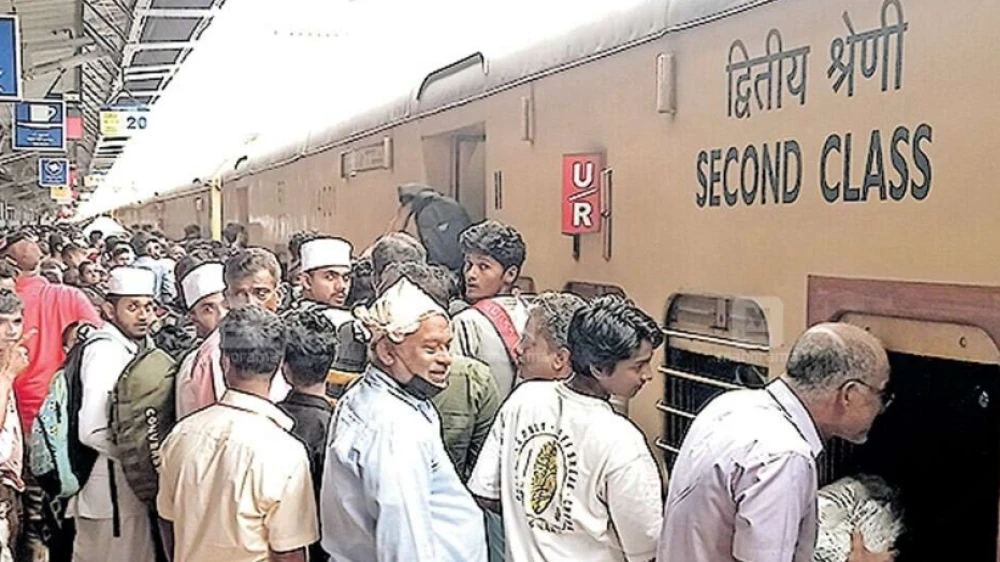 കോഴിക്കോട് റെയിൽവേസ്റ്റേഷനിൽ ടിക്കറ്റെടുക്കാൻ നീണ്ട കാത്തിരിപ്പ്