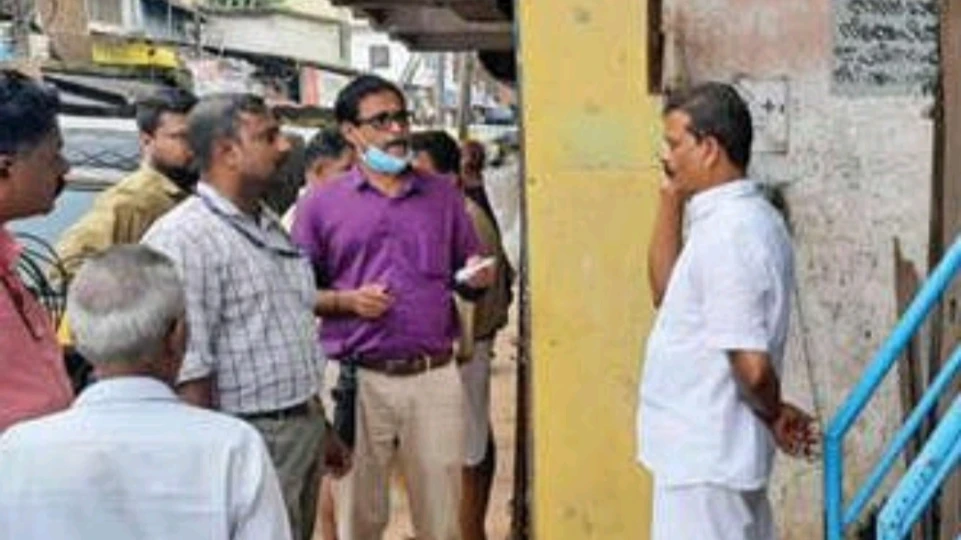 മാലിന്യം തള്ളിയ കടയുടമയ്ക്ക് 2000 രൂപ പിഴയിട്ടു