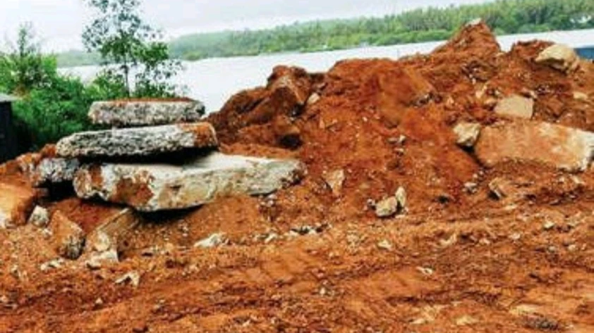 കോരപ്പുഴയിൽ കോൺക്രീറ്റ് മാലിന്യം തള്ളുന്നു
