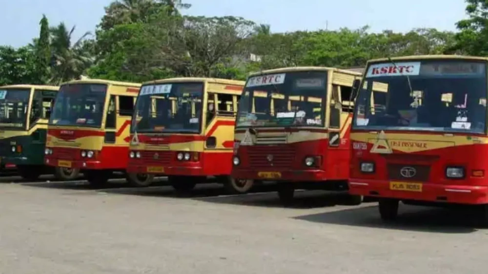 കെഎസ്ആർടിസി ബസിൽ യാത്ര ചെയ്ത യുവതിയെ പുലർച്ചെ വിജനമായ സ്ഥലത്ത് ഇറക്കി വിട്ടെന്ന് പരാതി