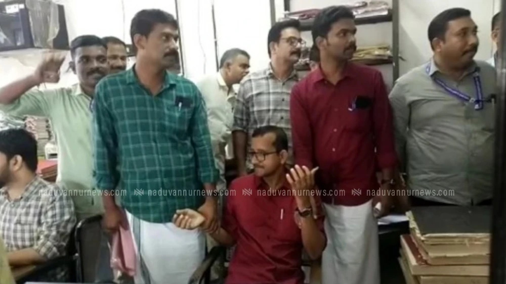 ഭൂമി രജിസ്ട്രേഷന്  കൈക്കൂലി വാങ്ങുന്നതിനിടെ സബ് രജിസ്ട്രാർ ഓഫീസിലെ ഹെഡ് ക്ലർക്ക് പിടിയിൽ