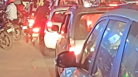 തിരക്കിൽ നട്ടം തിരിഞ്ഞ് കോഴിക്കോട് ബീച്ച് റോഡ് 