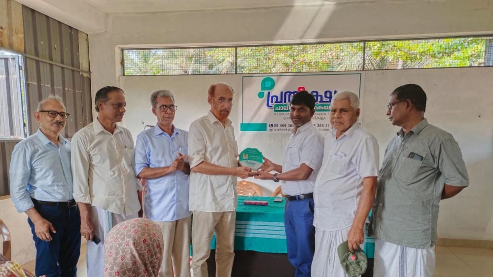 പ്രതീക്ഷ പാലിയേറ്റീവ് കെയർ ഡോ. നരേന്ദ്രയ്ക്ക് യാത്രയയപ്പ് നൽകി 