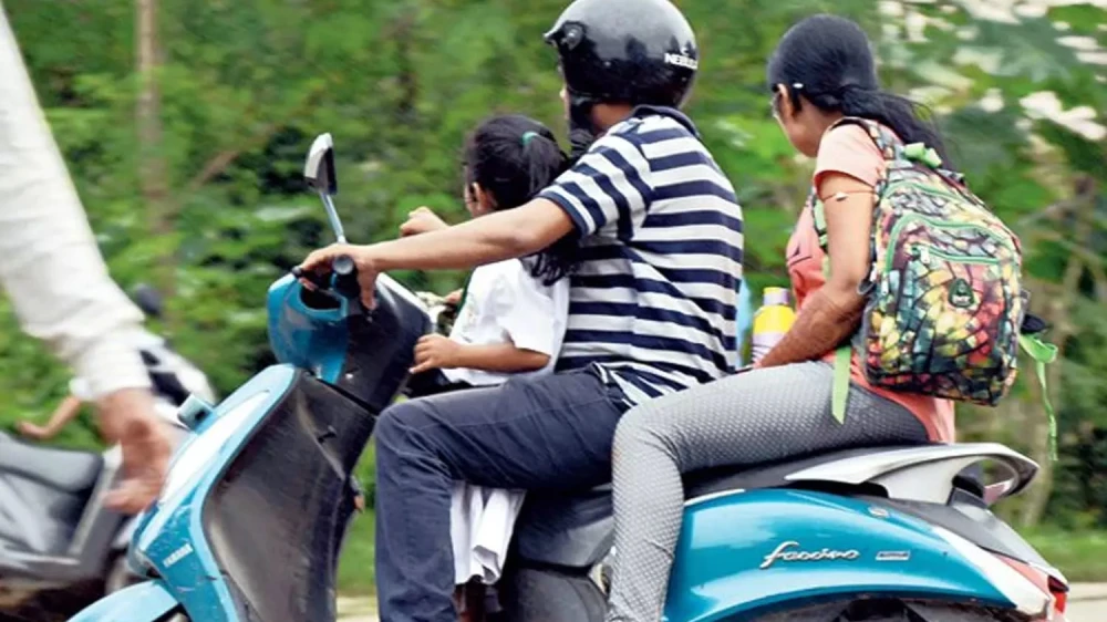 ഇരുചക്ര വാഹനത്തിൽ മൂന്നുപേർ;പിഴ ഒഴിവാക്കാൻ ശ്രമം 