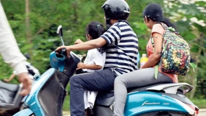 
                        ഇരുചക്ര വാഹനത്തിൽ മൂന്നുപേർ;പിഴ ഒഴിവാക്കാൻ ശ്രമം 