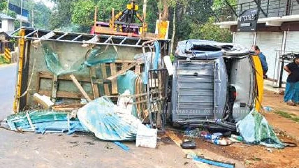 ഉള്ളിയേരി 19-ാംമൈലിൽ പിക്കപ്പ് വാൻ മതിലിലിടിച്ച് മറഞ്ഞു ; രണ്ടുപേർക്ക് പരിക്ക്