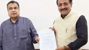 
                        കോഴിക്കോട് ബൈപ്പാസ്: എം.കെ. രാഘവൻ എം പി കേന്ദ്ര ഉപരിതല ഗതാഗതമന്ത്രി നിതിൻ ഗഡ്കരിക്ക് നിവേദനം നൽകി 