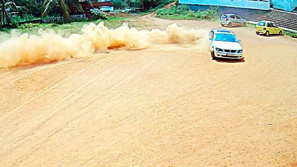 ആഡംബരക്കാറിൽ അഭ്യാസം നടത്തിയ വിദ്യാർത്ഥിയുടെ ലൈസൻസ് റദ്ദ് ചെയ്തു
