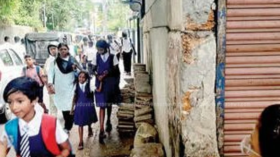 കാൽനടയാത്രക്കാർക്ക് ഭീഷണിയായി കൊണ്ട്  നടപ്പാതയിൽ കെട്ടിടാവശിഷ്ടങ്ങൾ